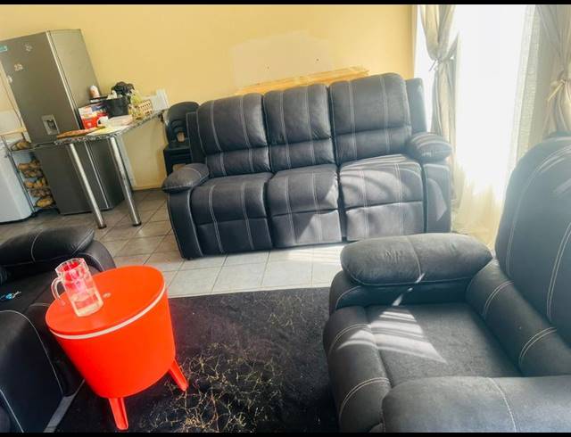 2 BEDROOM TOWNHOUSE FOR SALE IN RHODESFIELD